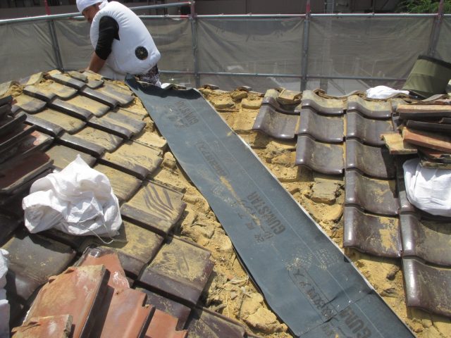 高砂市で谷板金交換に伴う防水シート敷設